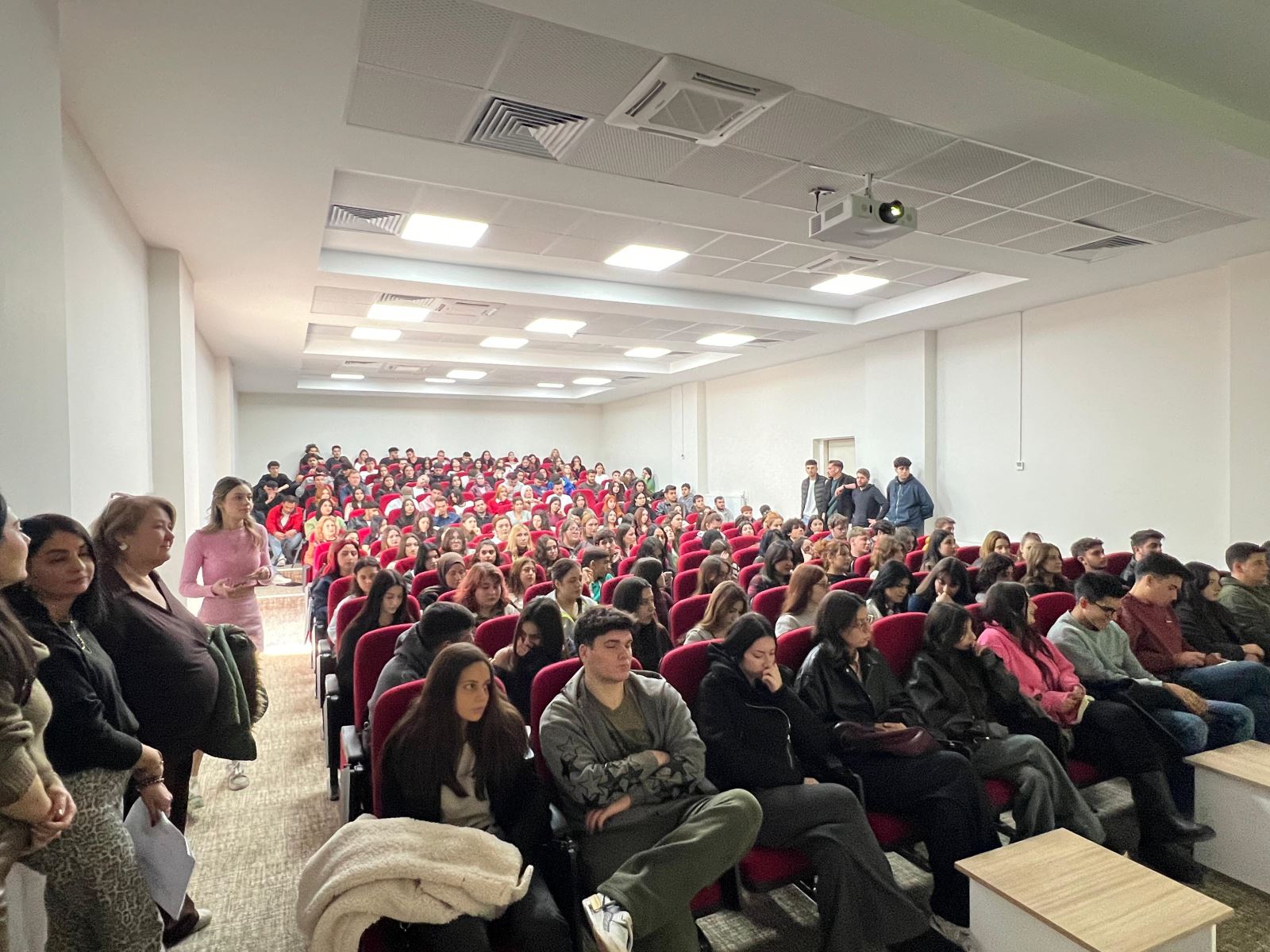 9 Aralık 2025 tarihinde Dalaman Meslek Yüksekokulu’nda “Atık Yönetimi Farkındalık Eğitimi” adlı seminer gerçekleştirildi. Öğr. Gör. Halil Semercioğlu tarafından verilen eğitimde, sürdürülebilir çevre yönetimi, atıkların doğru şekilde ayrıştırılması ve geri dönüşüm süreçlerinin önemi üzerine kapsamlı bilgiler paylaşıldı. Öğrenciler ile akademik personelin yoğun ilgi gösterdiği seminer, karşılıklı soru–cevap bölümüyle verimli bir şekilde tamamlandı. Eğitim sonrasında ise farkındalık çalışmasının bir devamı olarak katılımcılar kampüs alanında çevre temizliği etkinliği gerçekleştirdi.